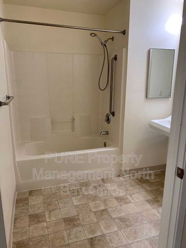 Building Photo - 2155 Meadowbrook Ct