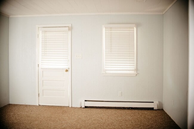Building Photo - 3 Bedroom, 2 Bath Rown Home, 1st Floor Features 1 Bed and 1 Bath