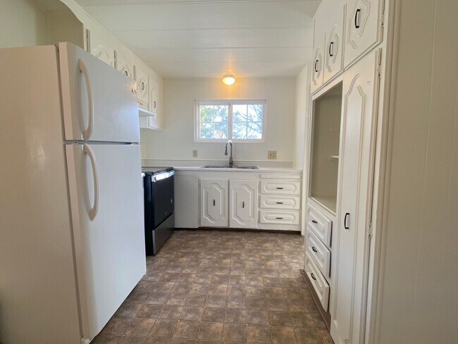 Building Photo - 2/1 Home in Wellington!