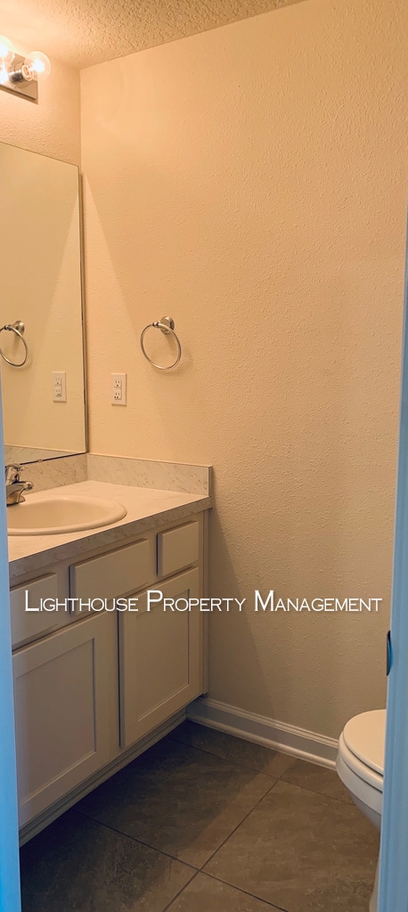 Building Photo - Modern Townhome in Baymeadows! Built in 2021!