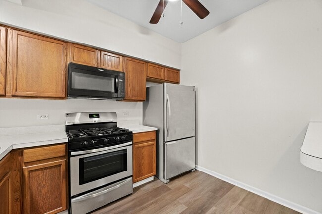Building Photo - 2-Bedroom Townhouse in Waukegan - Gurnee School District