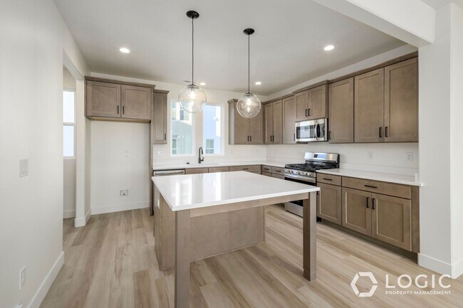 Building Photo - 1452 W Cook Ln