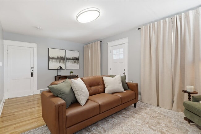 Building Photo - Furnished 3-Bedroom, 2-Bath Apartment in North Buffalo