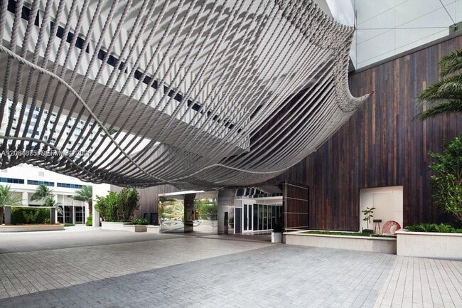 Building Photo - 3101 Bayshore Dr