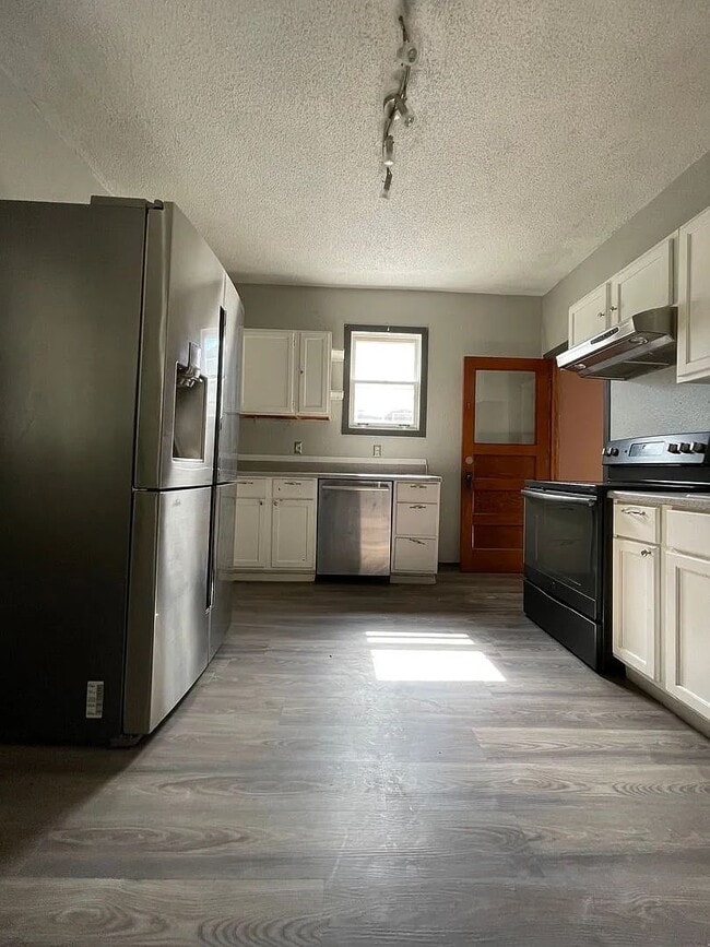 Building Photo - Spacious 5-Bedroom Rental Near Campus & Do...