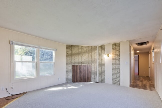 Building Photo - 206 N 4000 E