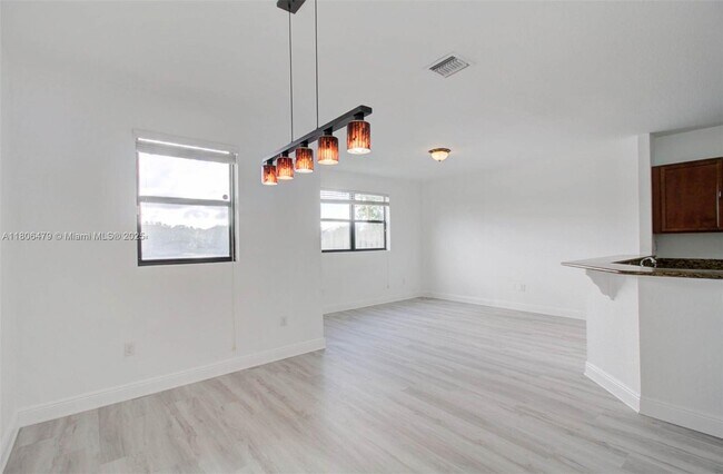 Building Photo - 639 NE 33rd Terrace