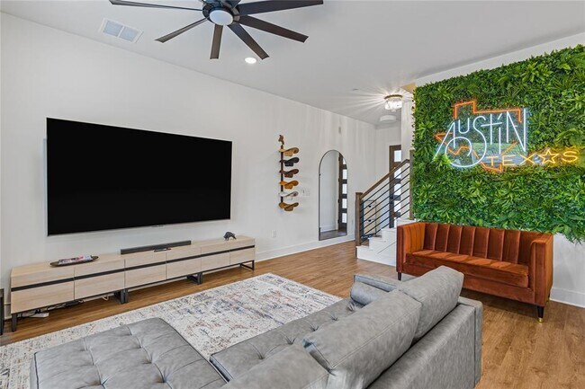 Building Photo - 1811 Webberville Rd