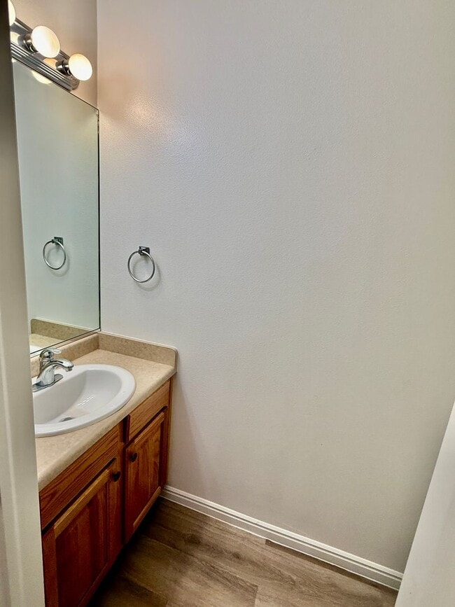 Building Photo - 3 Bedroom/ 2.5 Bath Townhome in Hawk Hollow