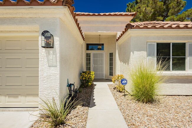 Building Photo - Peccole Ranch 3 Bed 2 Bath Gated Ascot Par...