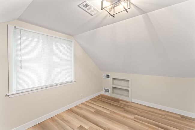 Building Photo - Beautiful renovated home in Schnitzelburg
