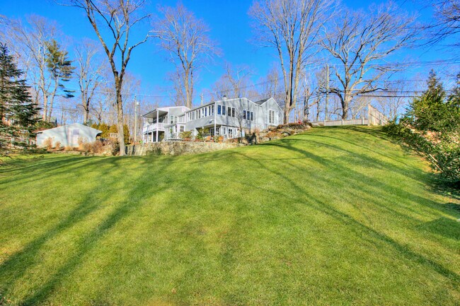 Building Photo - 562 Canoe Hill Rd