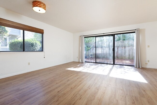 Building Photo - Live Oak Townhome – Completely Renovated & Move-In Ready!