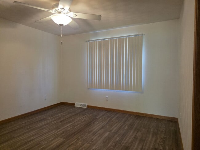 Building Photo - Multi generational Home New London