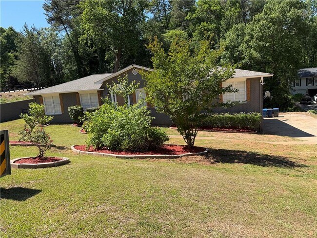 Building Photo - 3336 Camelot Dr NE