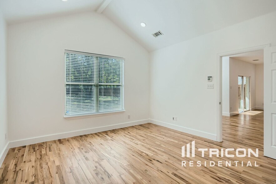 Building Photo - 3018 Canada Dr