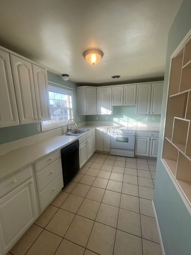 Building Photo - Charming 3 Bedroom Home Lebanon Home with Large Fenced Yard! **$500.00 Off First Full Month's Ren...