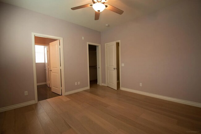 Building Photo - 225 Royal Glen