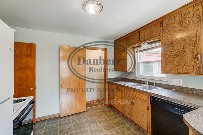 Building Photo - 347 Darrow Ave