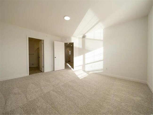 Building Photo - 1073 Jubert Dr