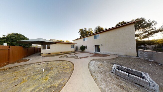 Building Photo - HUGE 10BR House on Montezuma!! - Large Private Parking Lot & Courtyard! - Right Next to Campus (L...