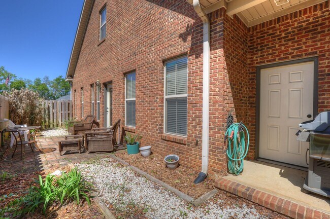 Building Photo - FULLY FURNISHED-  AVAILABLE NOW! 3 Bedroom / 3 Bath Fully- Furnished Brick home
