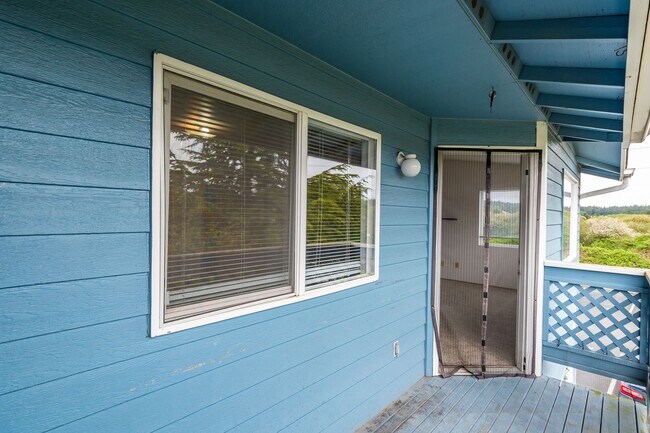 Building Photo - Recently Updated 2-Bedroom 2nd Floor Condo