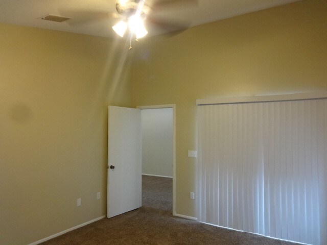 Building Photo - 201 Lancer Oak Dr