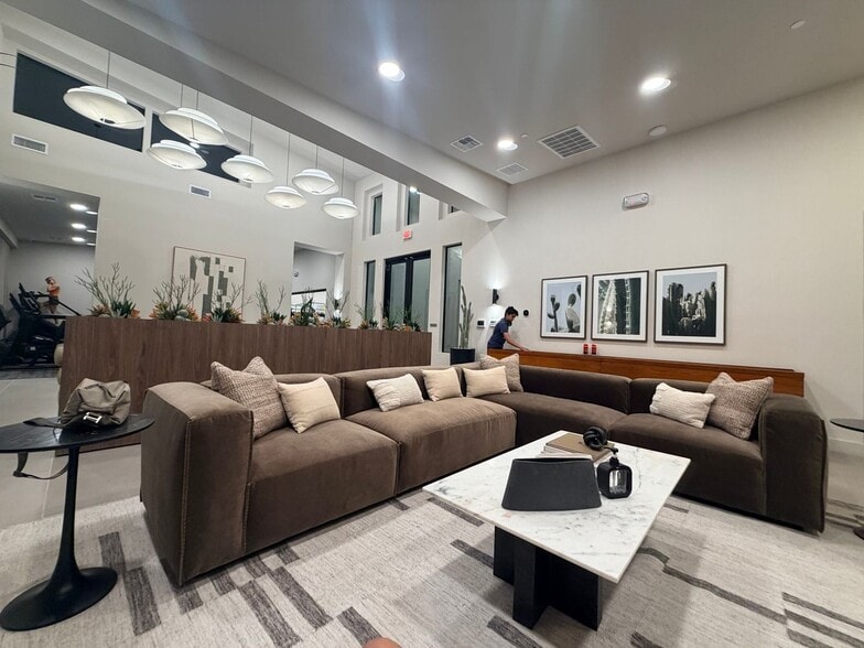 Building Photo - 2121 W Sonoran Desert Dr