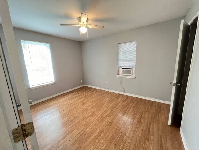 Building Photo - 900 E Rose Dr