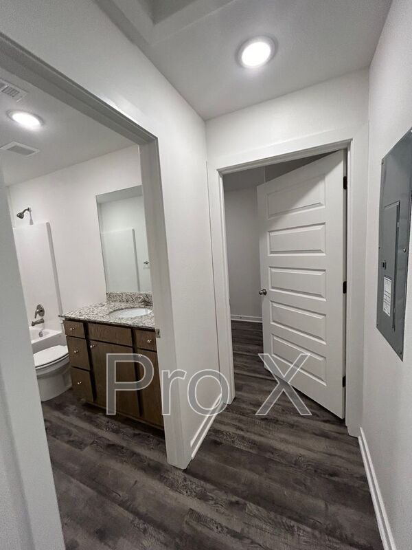 Building Photo - 636 Hidden Springs Dr
