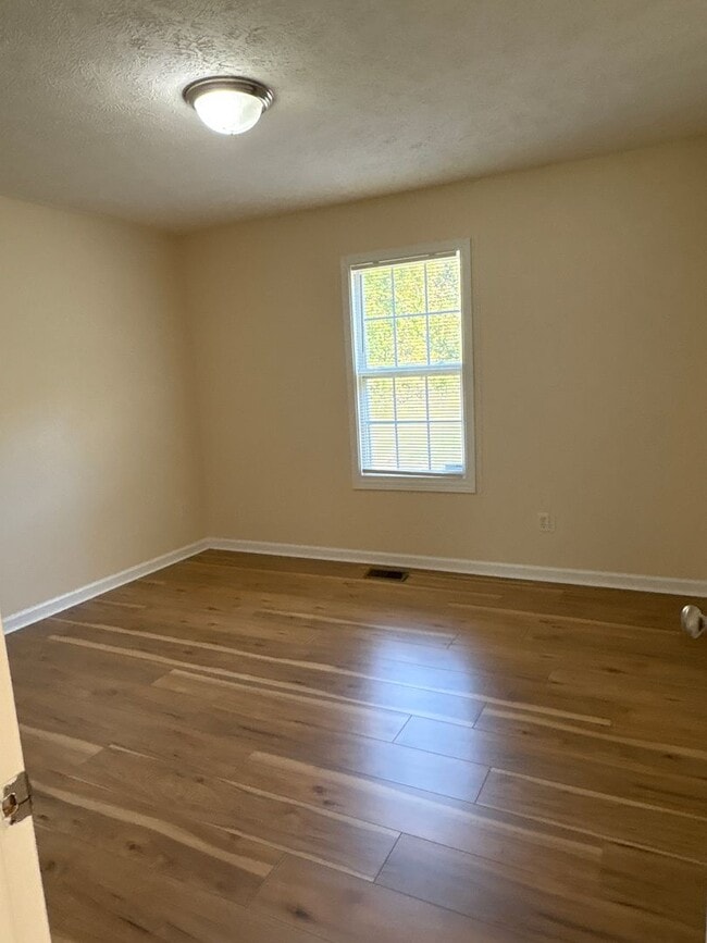 Building Photo - 3 Bedroom Home with Large Back Yard and Deck.