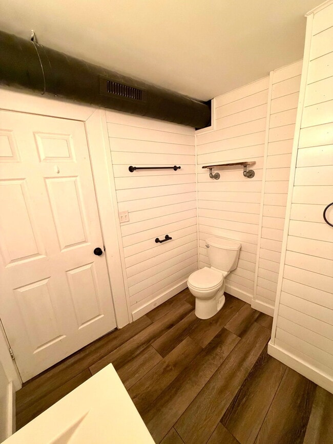 Building Photo - 252 N Mulberry St