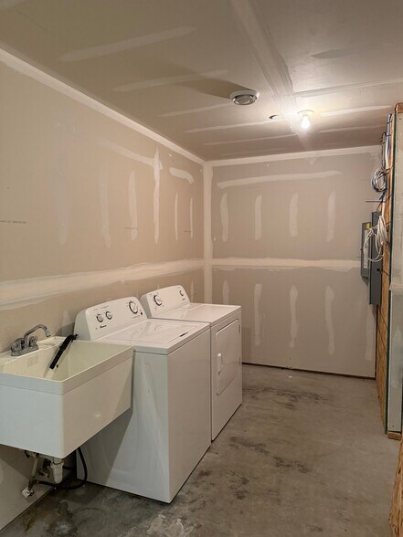 LAUNDRY - 1607 15th Ave N