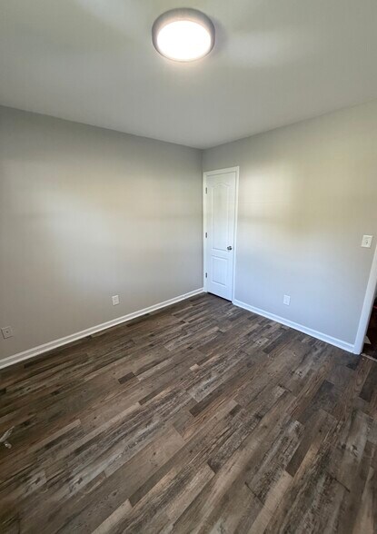 Building Photo - 212 N Elm St