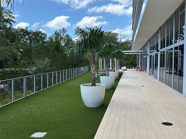 Building Photo - 16385 Biscayne Blvd