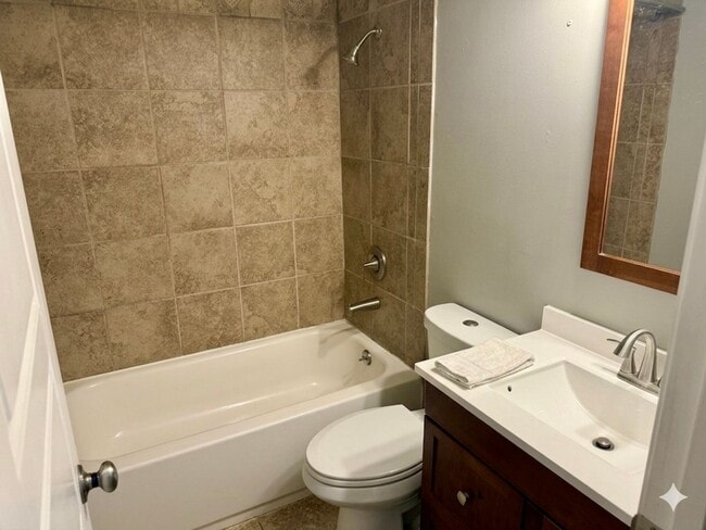 Building Photo - 3053 Woodale Cir