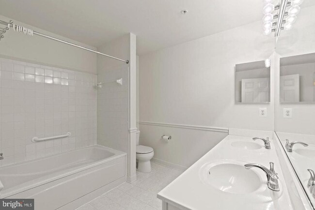 Building Photo - 1925 Crescent Park Dr