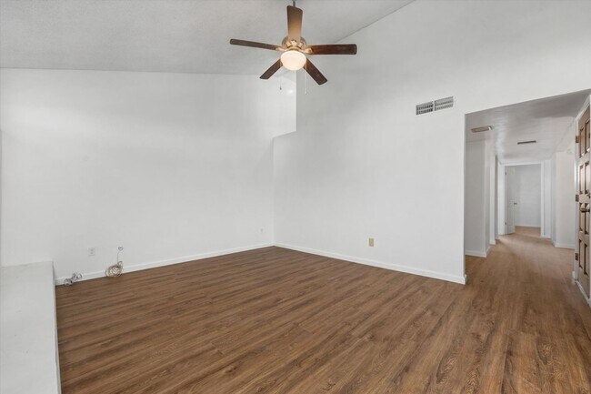 Building Photo - Spacious Condo Near Bakersfield College – Prime Location!