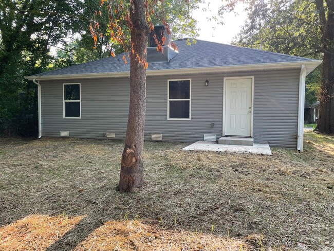 Building Photo - 3 bed 2 bath 1 Carport $995/month