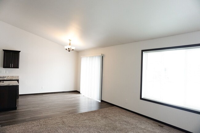 Building Photo - 3 Bed 3 Bath Twin Home