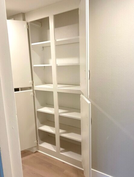 Linen closet - 6824 Hyde Park Dr