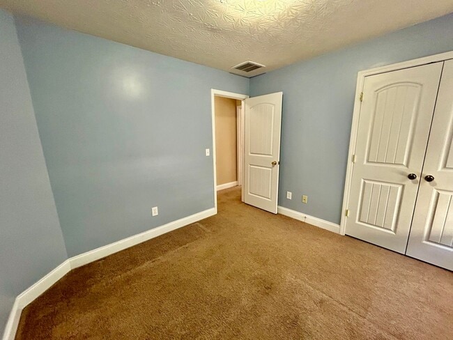 Building Photo - Large 4 Bed, 2.5 bath in Lexington!