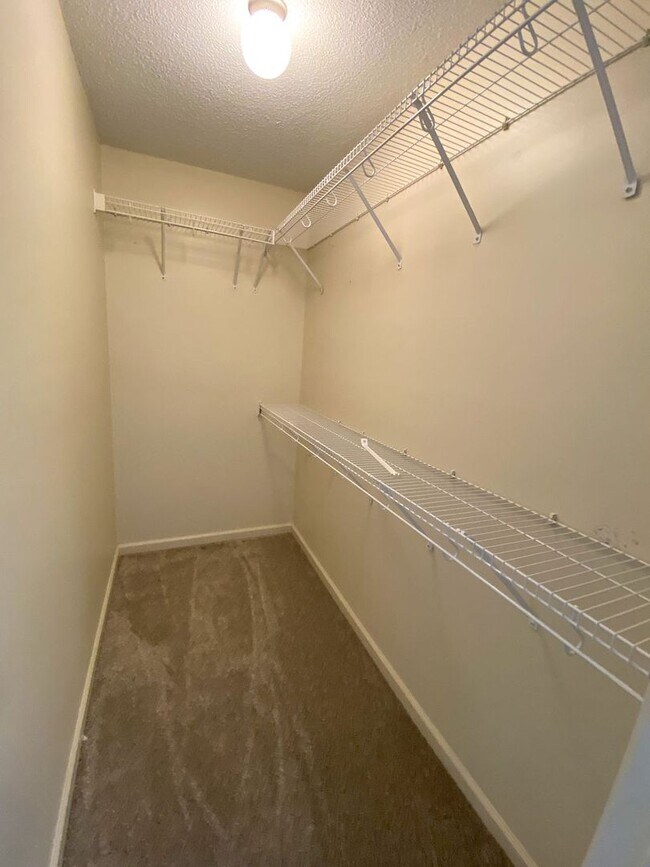Building Photo - 3 bed, 2 bath with granite counters, ss ap...