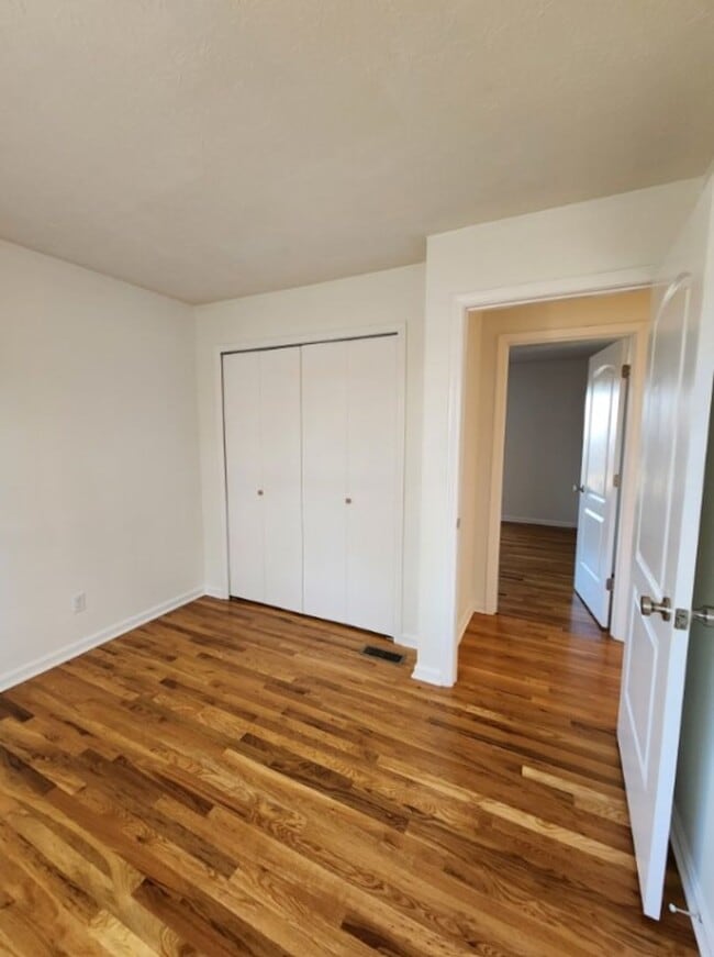 Building Photo - A cozy 3 bedroom, one bathroom house!