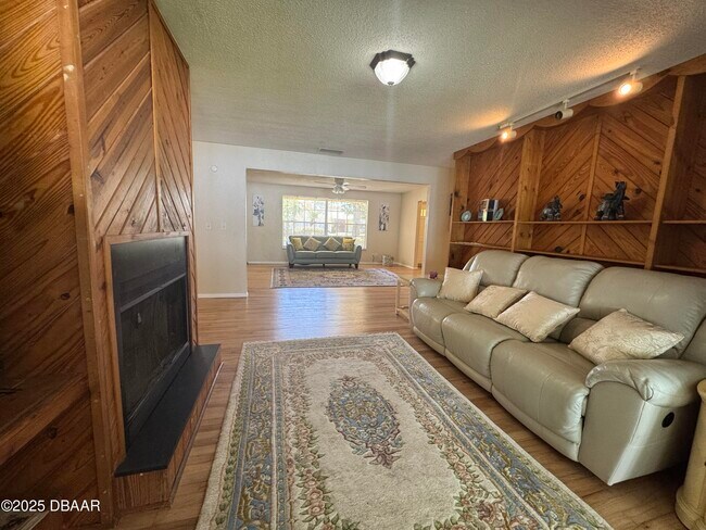 Building Photo - 730 Lindenwood Cir E