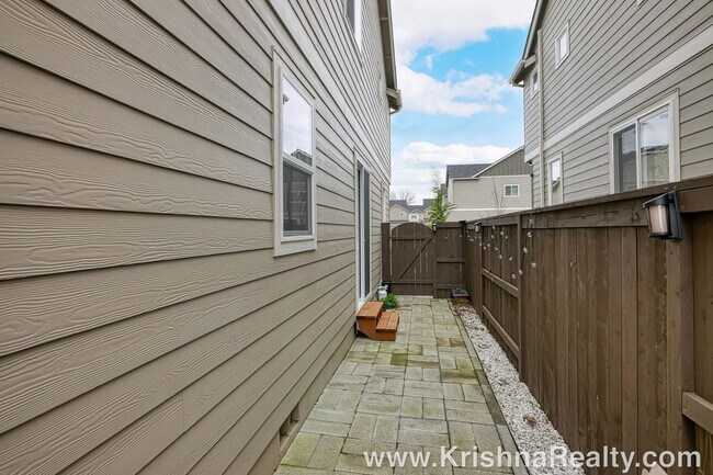 Building Photo - 7263 NW 165th Ave
