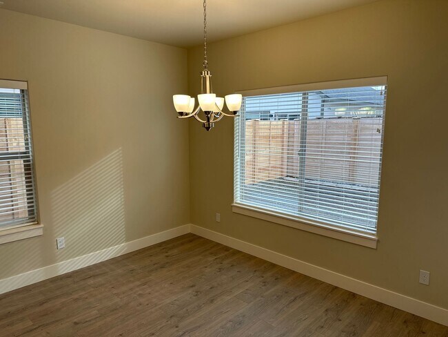 Building Photo - Newer SE Bend House w/A/C, 3 Bdrms, 2.5 Baths, 2160 Sq Ft, EVO OUTLET, Access to Pool, Dbl Garage