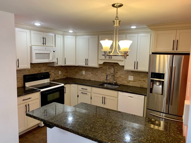 Building Photo - Gorgeous 2-Bedroom Townhome Near the Art Museum! One-Car Garage Included!