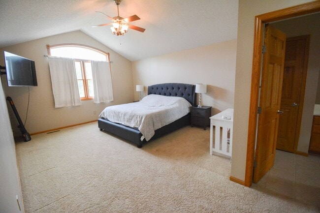 Building Photo - Spacious 4 Bed, 3.5 Bath Home For Rent in ...